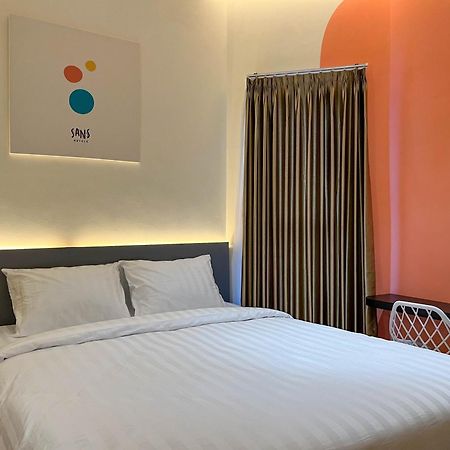 Sans Hotel Premiere Majapahit Semarang Exterior foto