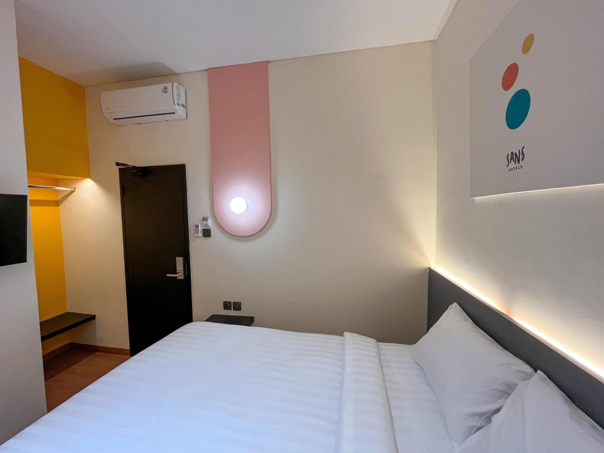 Sans Hotel Premiere Majapahit Semarang Exterior foto