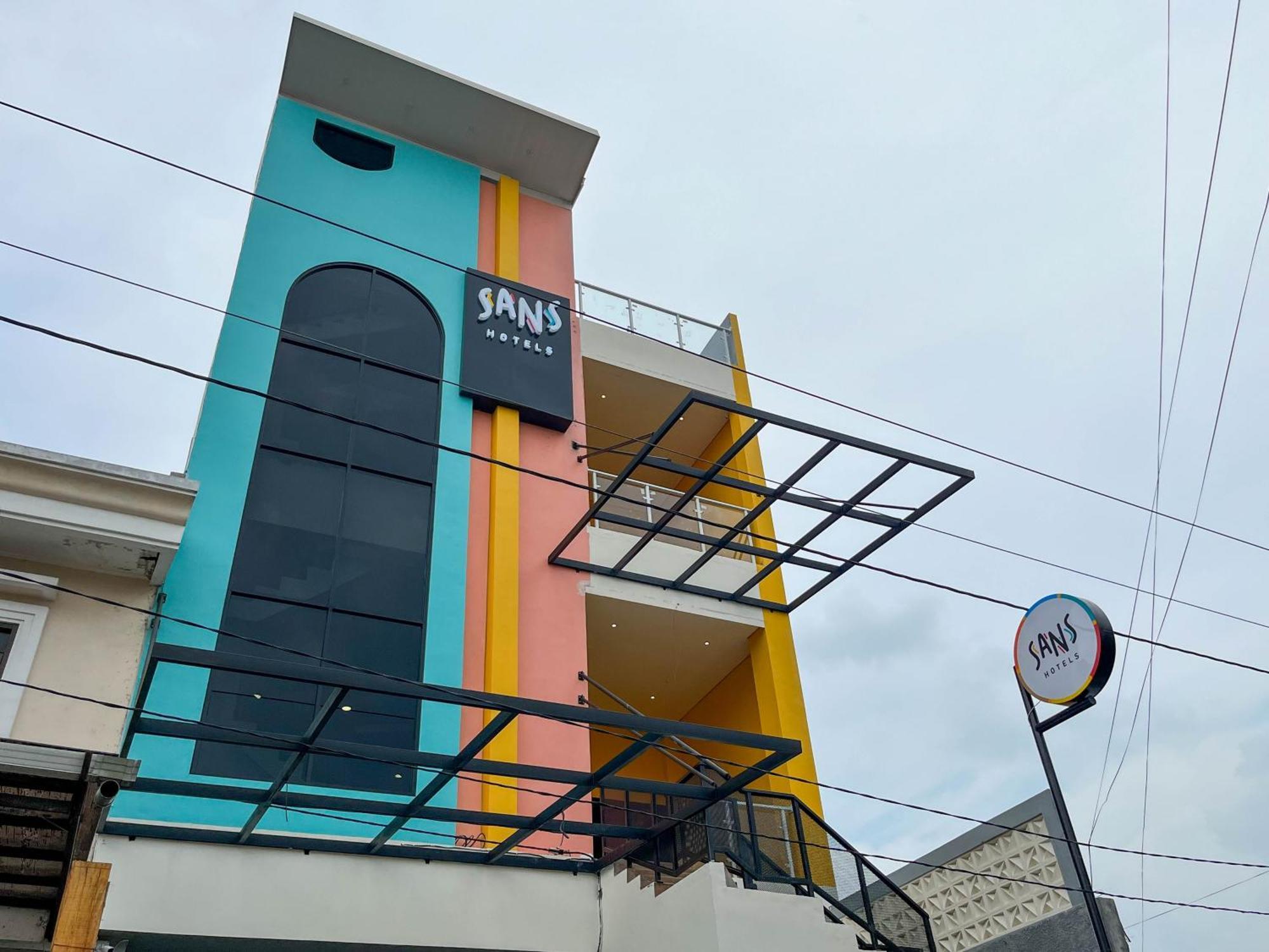 Sans Hotel Premiere Majapahit Semarang Exterior foto